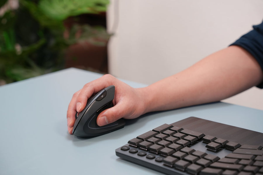 PERIMICE-713 vertical mouse in use