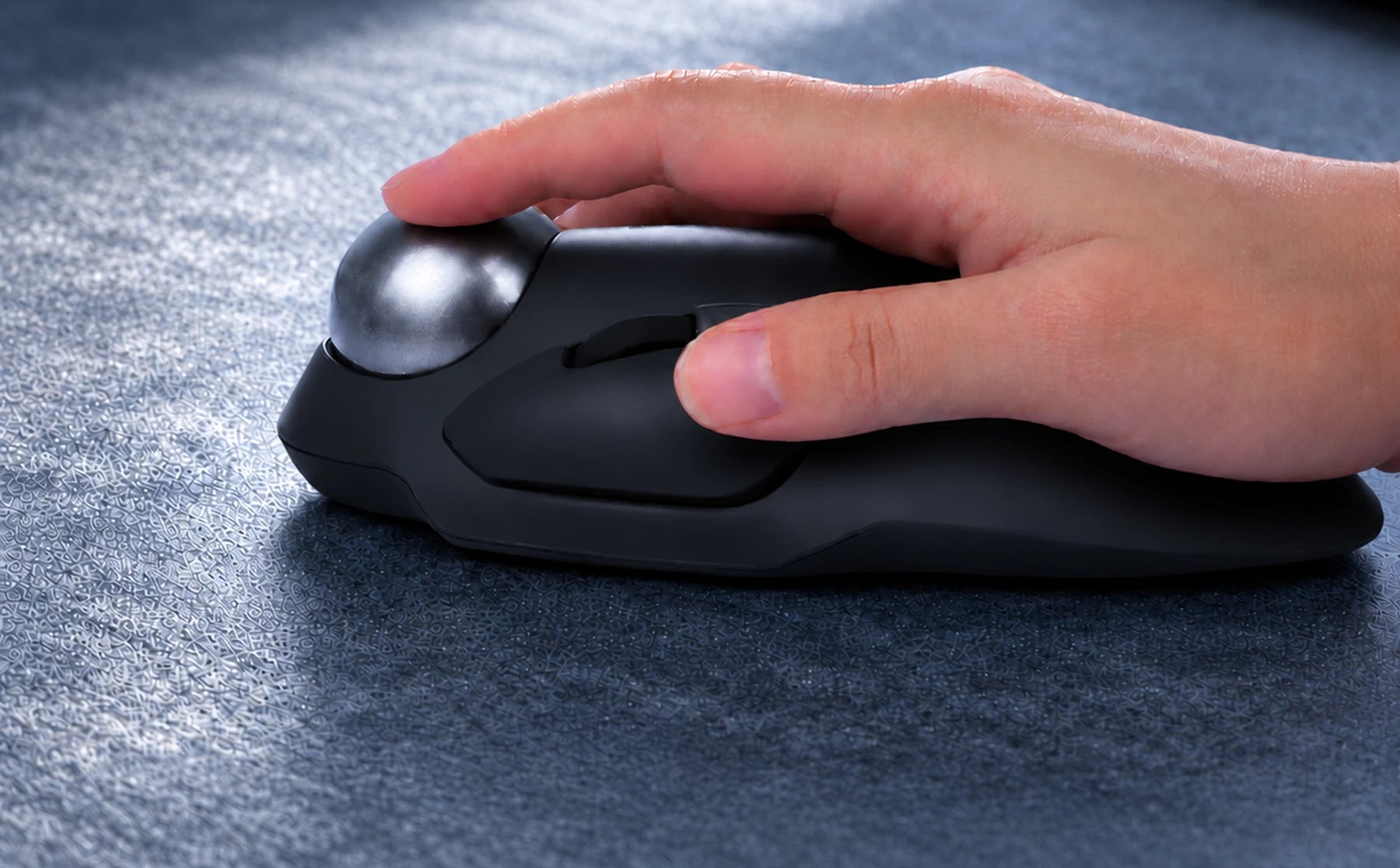 Hand resting on the ergonomic PERIMICE-822